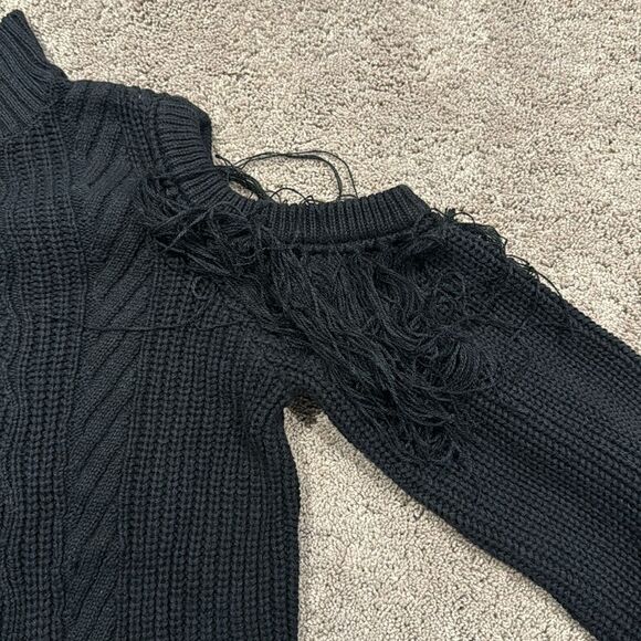 Cold shoulder black fringe sweater! Size M INC NWT - Picture 2 of 9